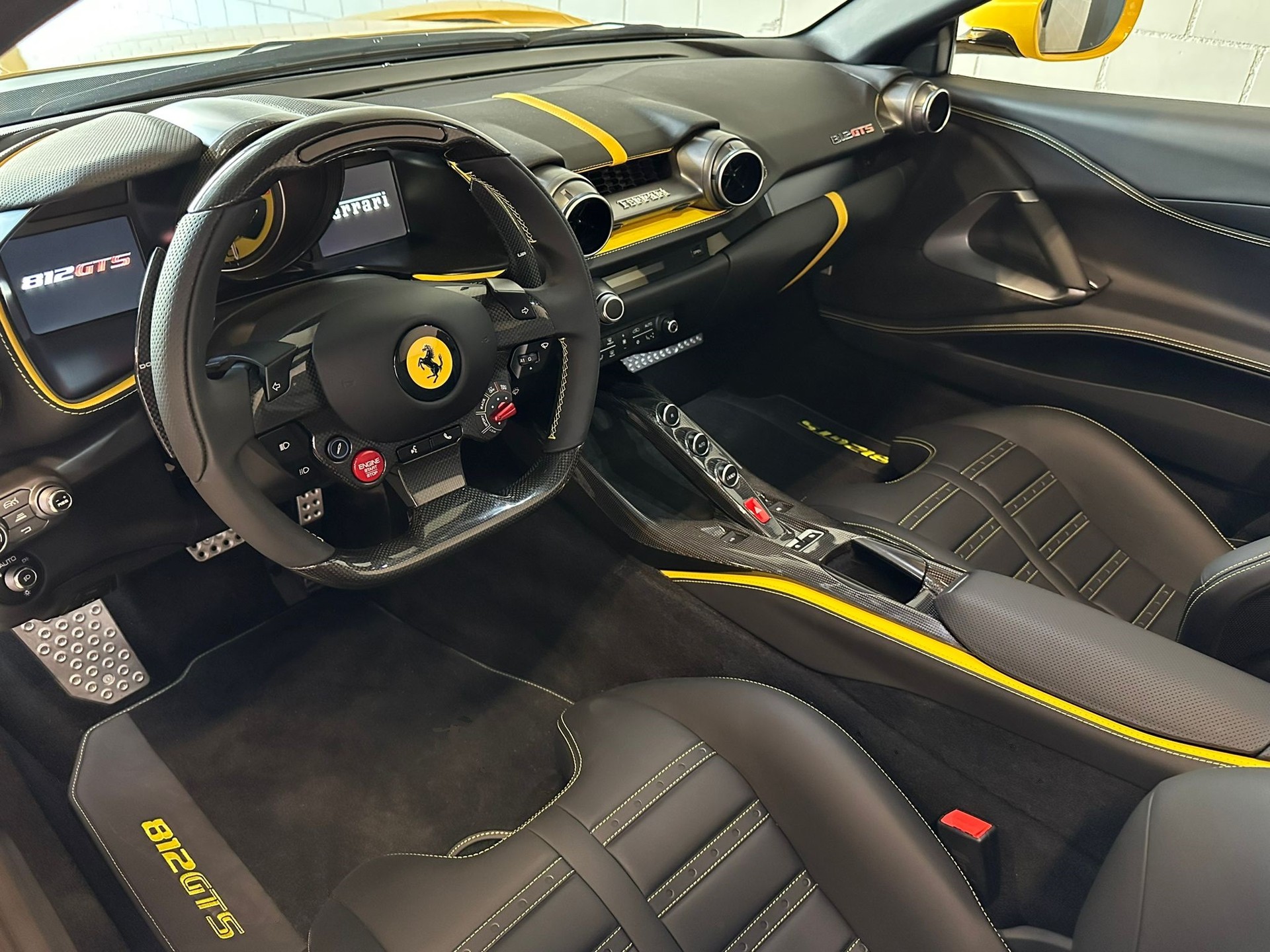 FERRARI 812 GTS Sonderfarbe + Full Carbon-showroom-element-2