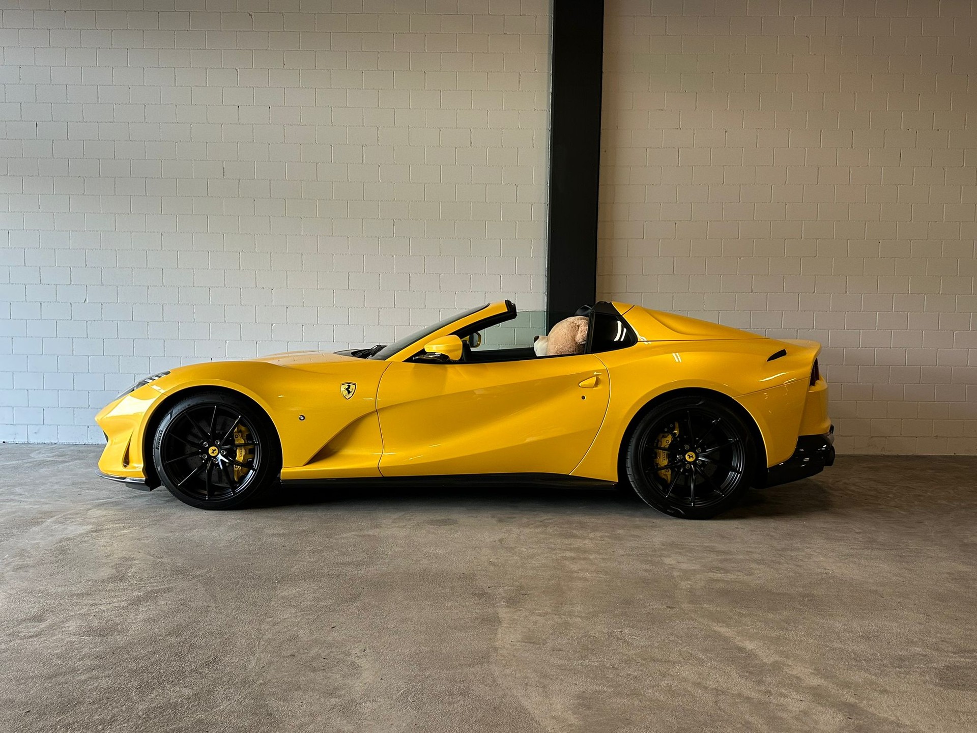 FERRARI 812 GTS Sonderfarbe + Full Carbon