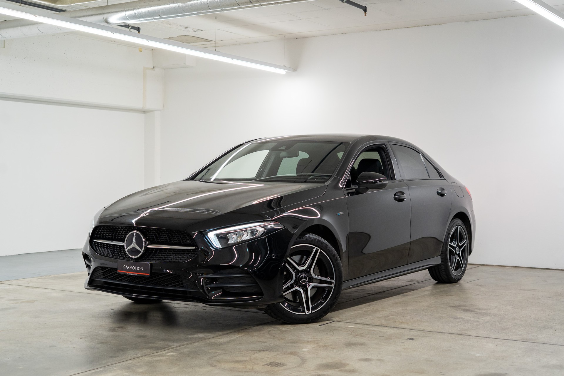 MERCEDES-BENZ A 250 e AMG Line Limousine-showroom-element-1