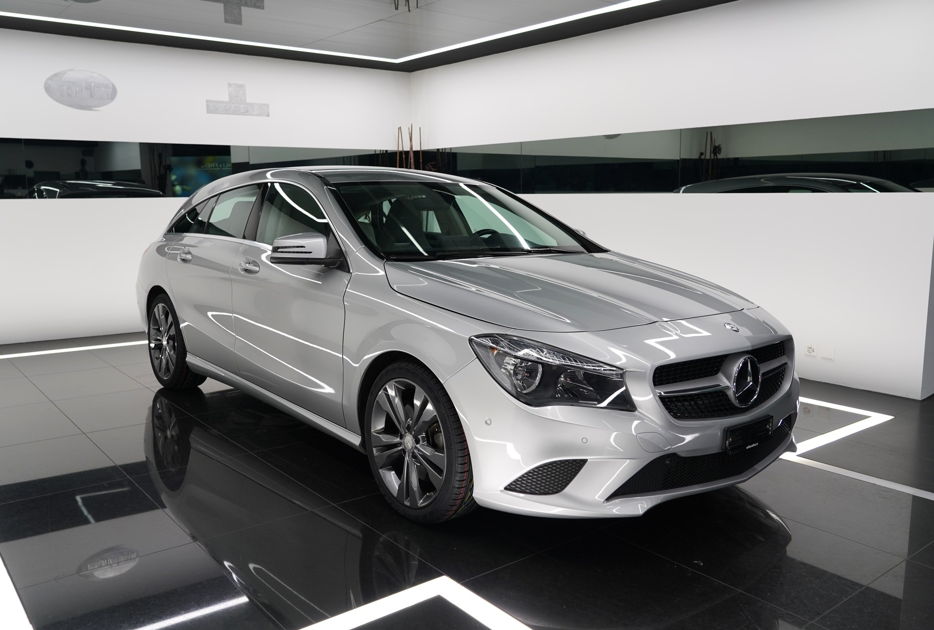 MERCEDES-BENZ CLA 250 Urban 4Matic-showroom-element-1