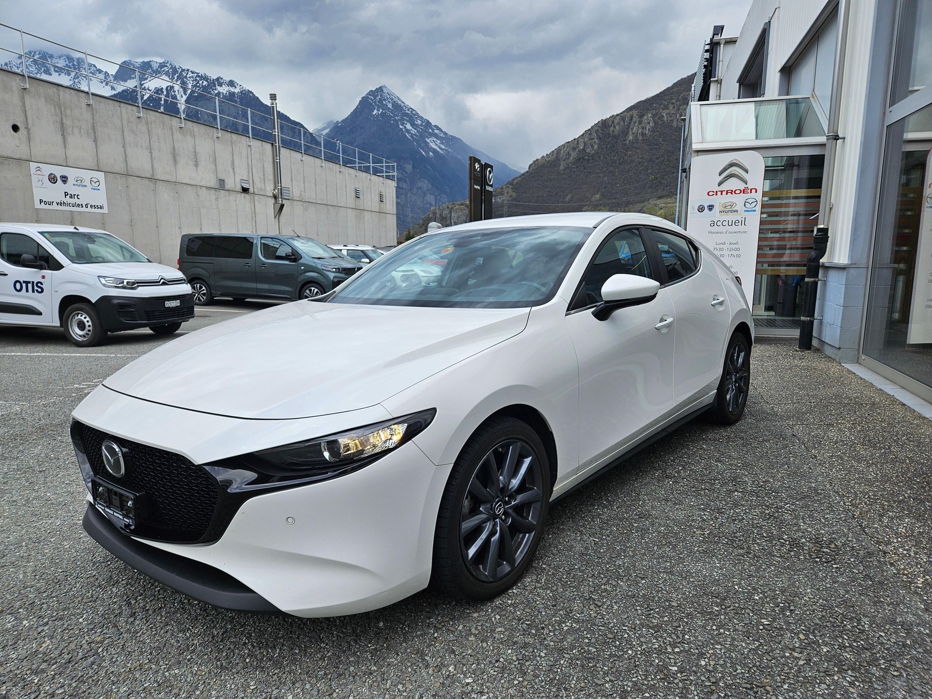 MAZDA 3 Hatchback 2.0 150 Ambition Plus-image-0