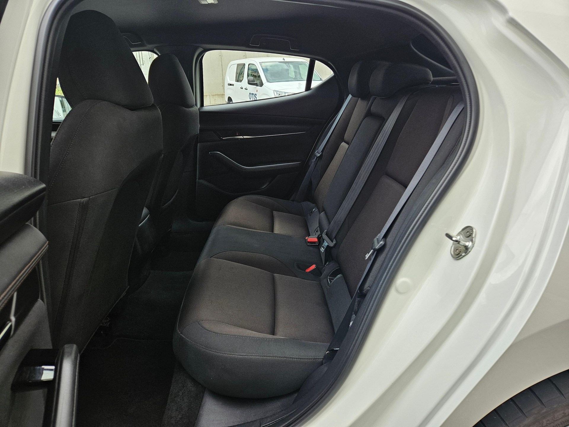 MAZDA 3 Hatchback 2.0 150 Ambition Plus-image-9