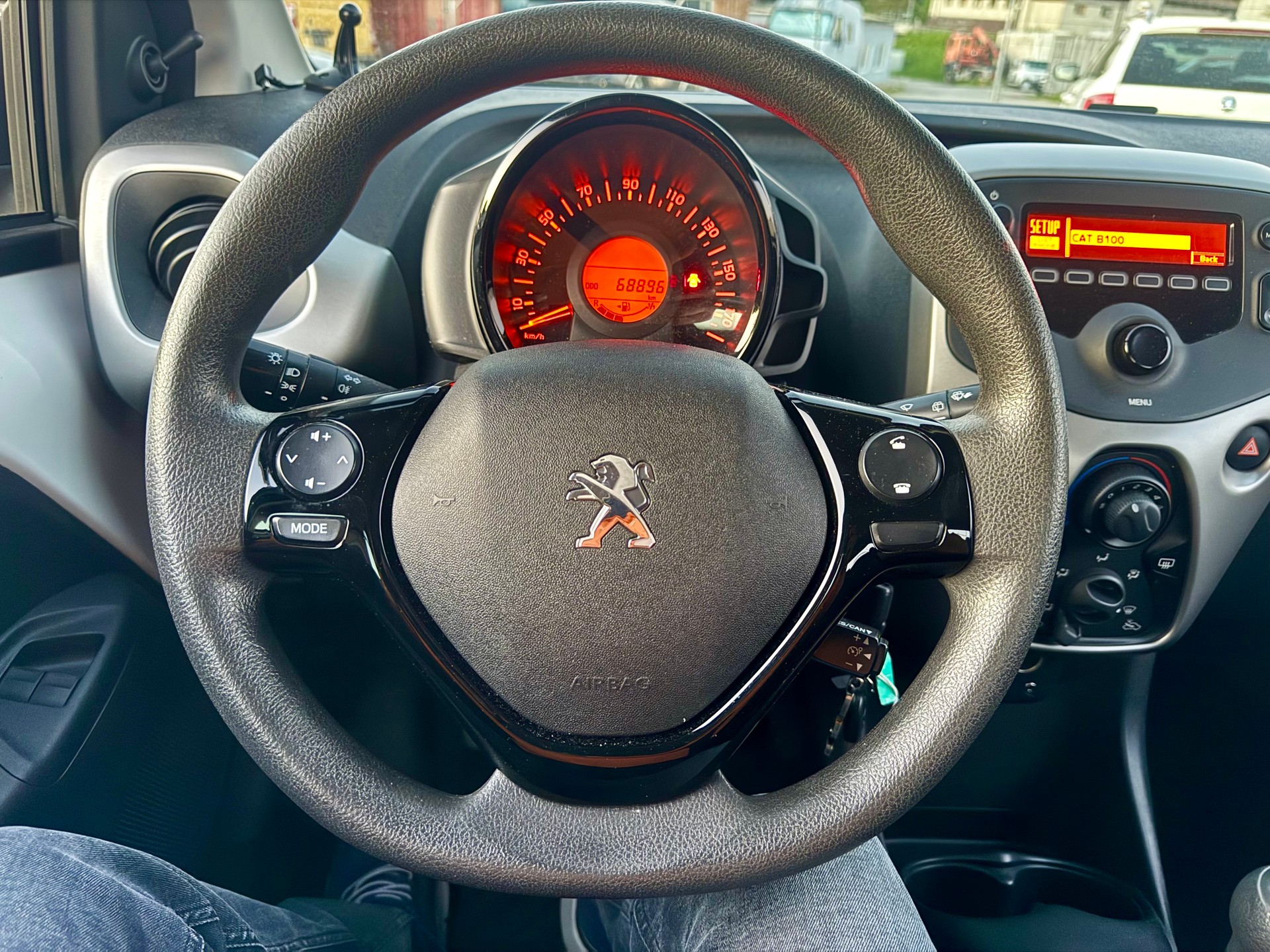 PEUGEOT 108 1.2 VTi Allure-image-16
