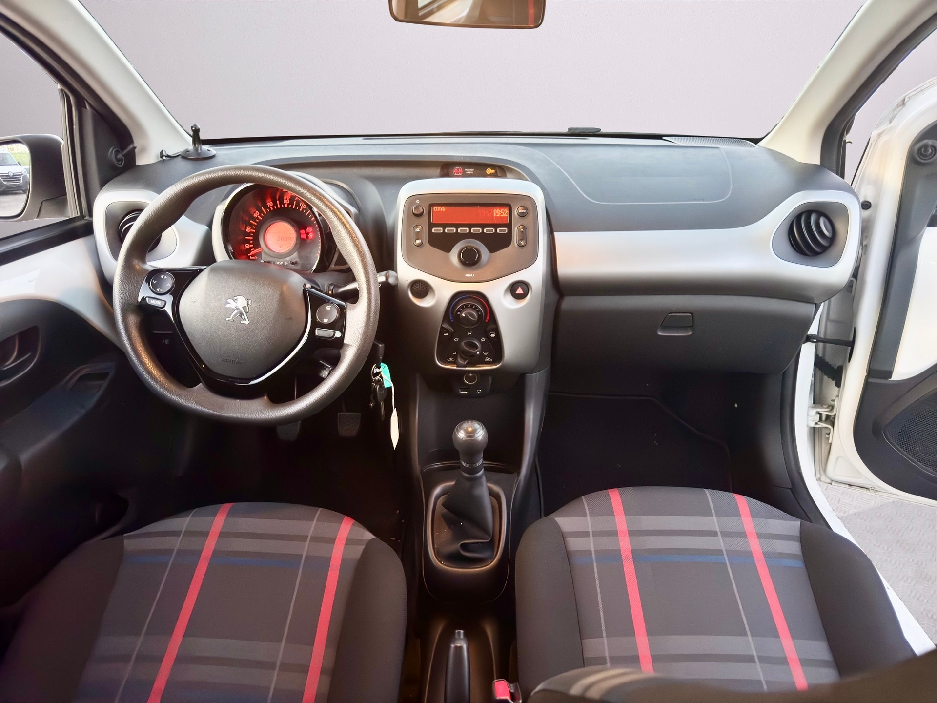 PEUGEOT 108 1.2 VTi Allure-image-12