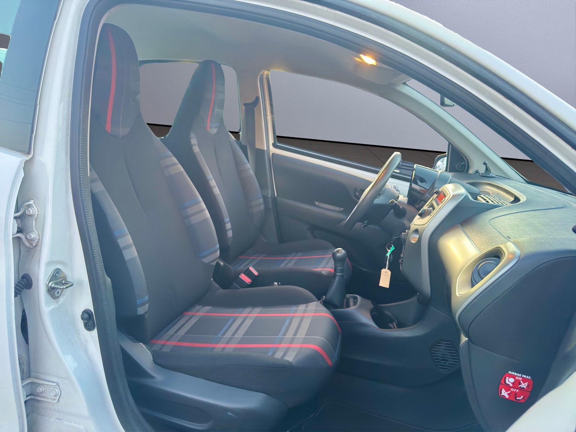 PEUGEOT 108 1.2 VTi Allure-image-9
