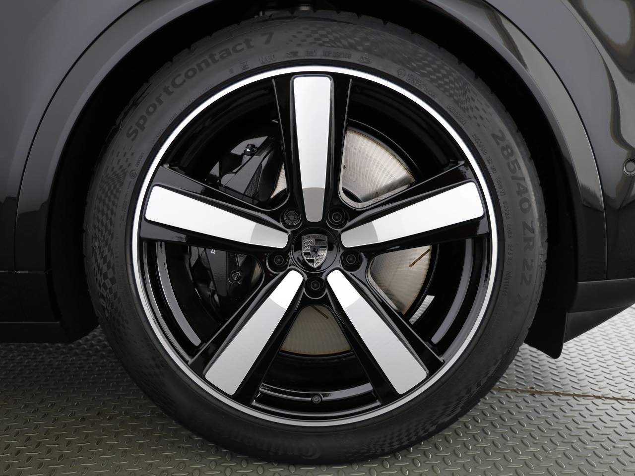 PORSCHE CAYENNE Turbo E-Hybrid-showroom-element-3