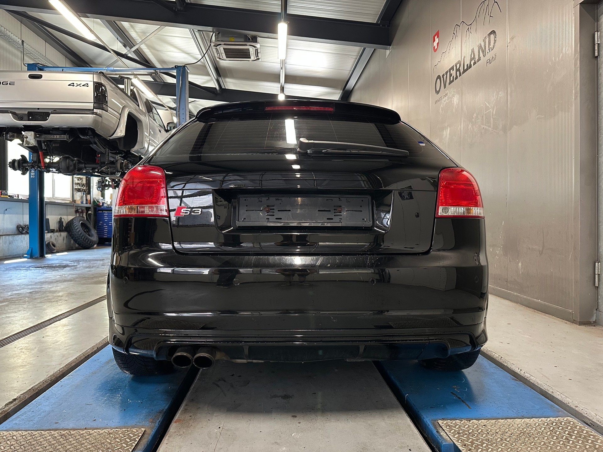 AUDI S3 2.0 Turbo FSI quattro-showroom-element-3