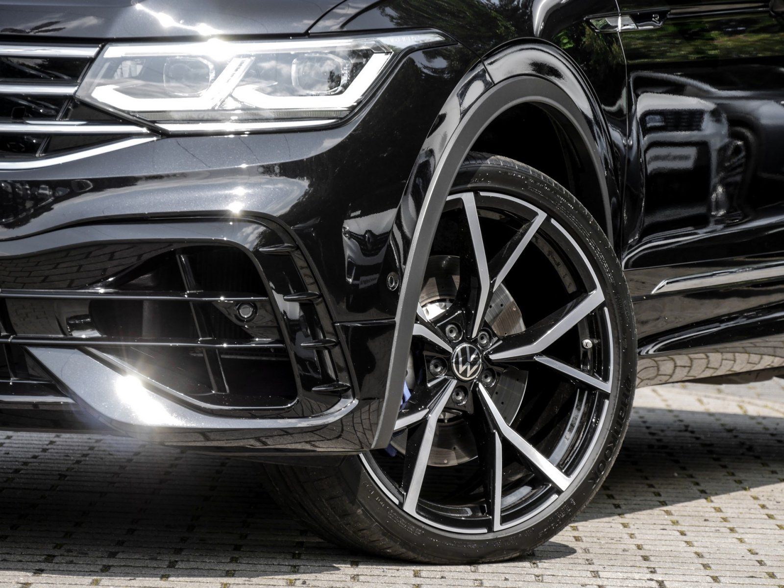 VW Tiguan 2.0TSI R 4Motion DSG-image-5