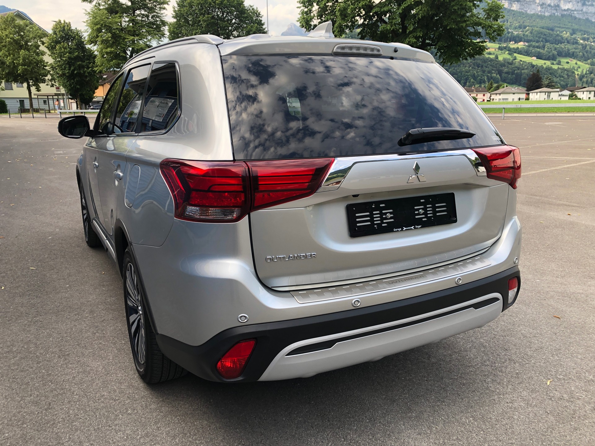 MITSUBISHI Outlander 2.0 Diamond 4WD CVT-showroom-element-3