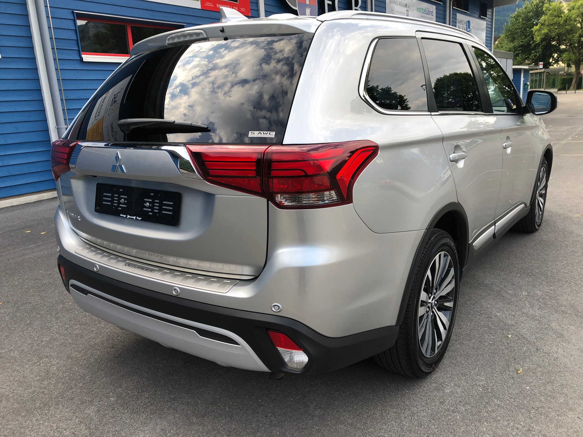 MITSUBISHI Outlander 2.0 Diamond 4WD CVT-showroom-element-2