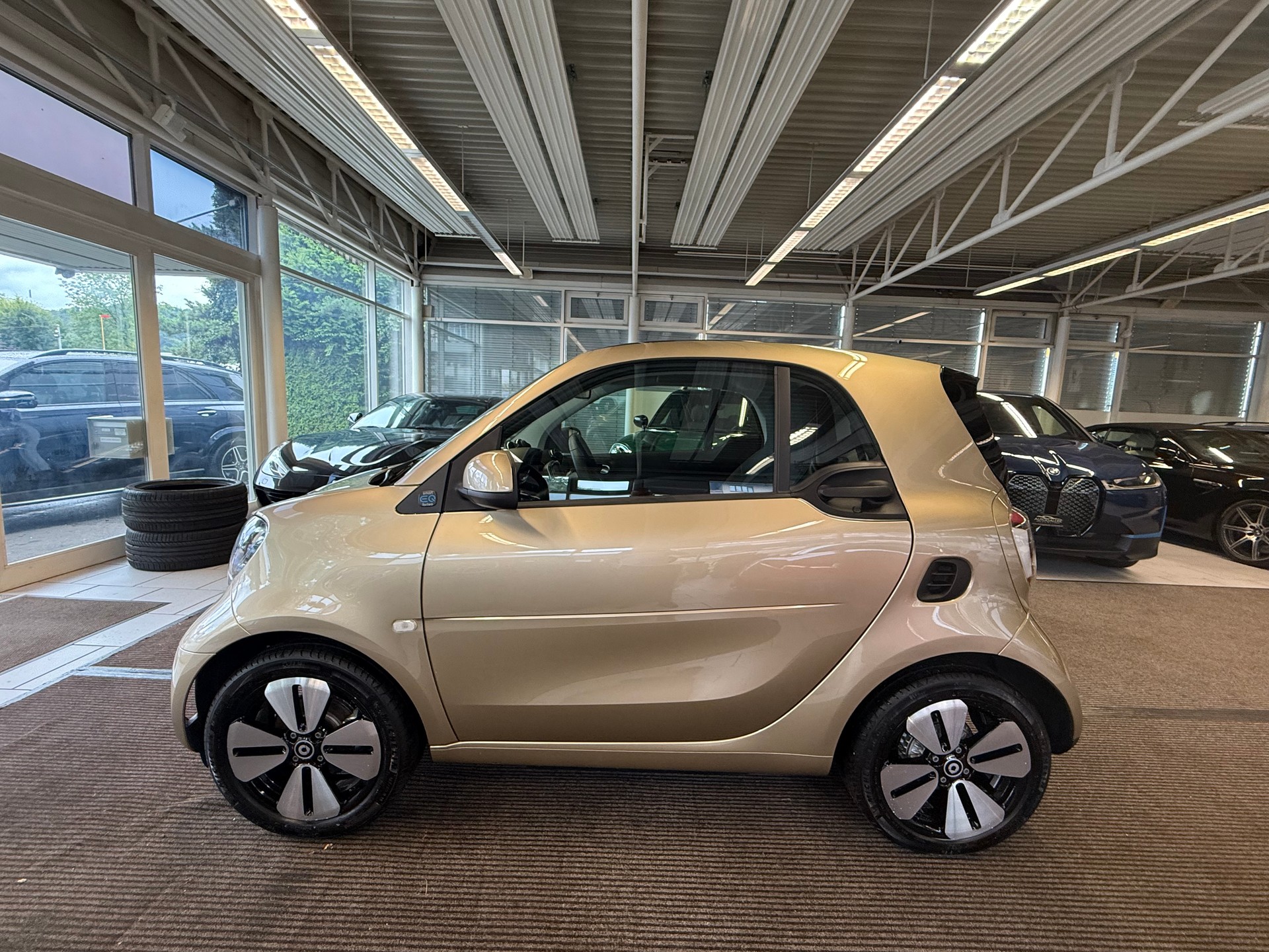 SMART fortwo EQ prime | CH Swiss | EXCLUSIVE PAKET | Panorama | Winter Paket | Voll-LED | Smart Media CarPlay |-showroom-element-3