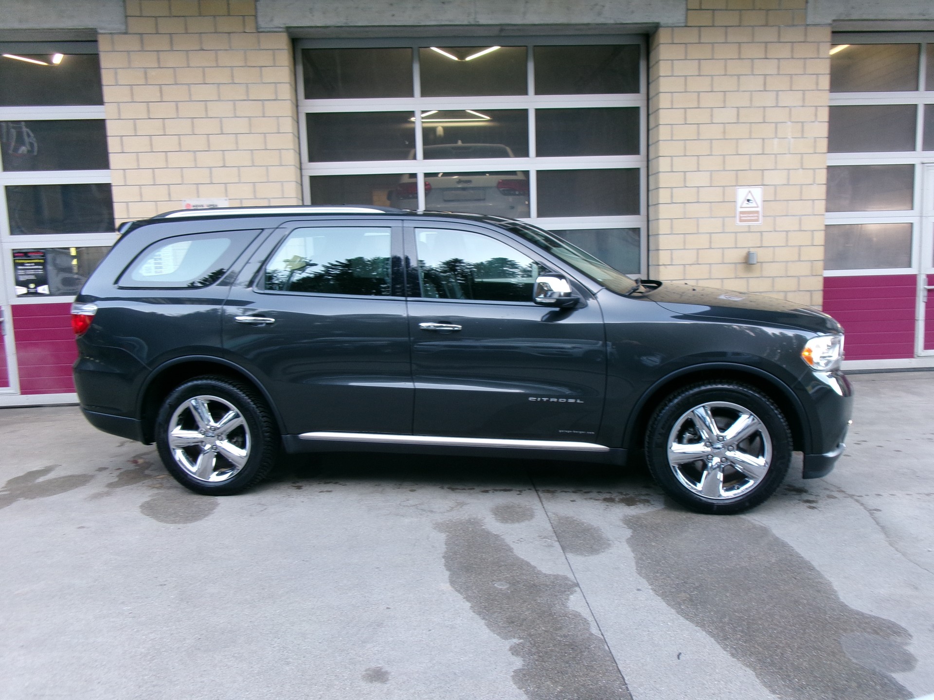 DODGE Durango-showroom-element-1
