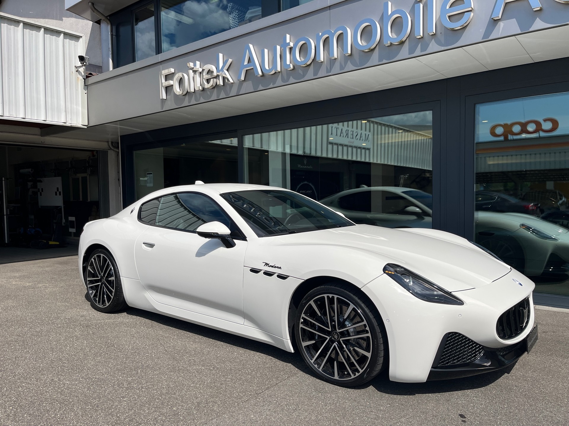 MASERATI GranTurismo Modena-showroom-element-2
