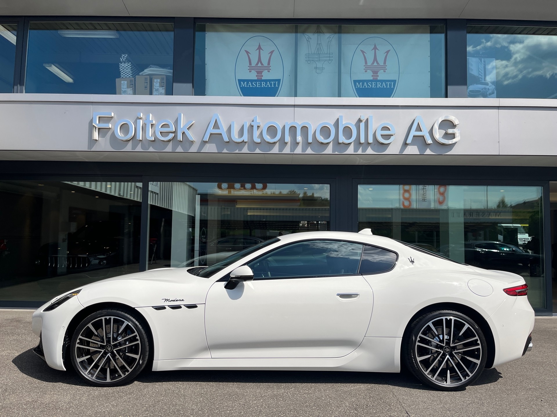 MASERATI GranTurismo Modena-showroom-element-1