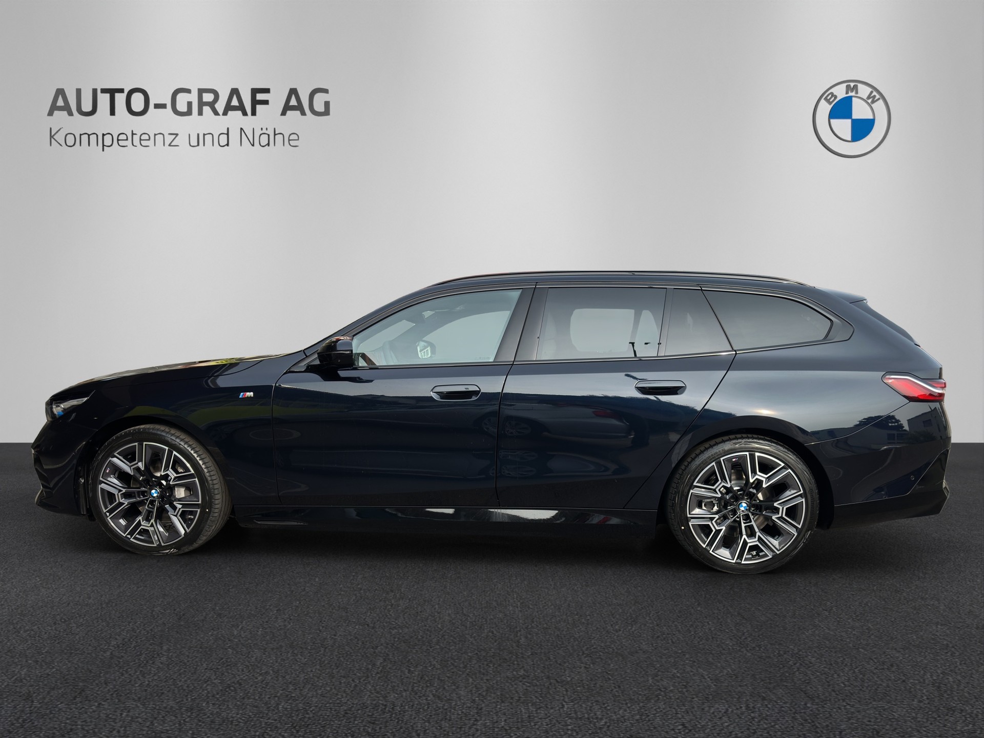BMW i5 xDrive 40 Touring M Sport-showroom-element-1