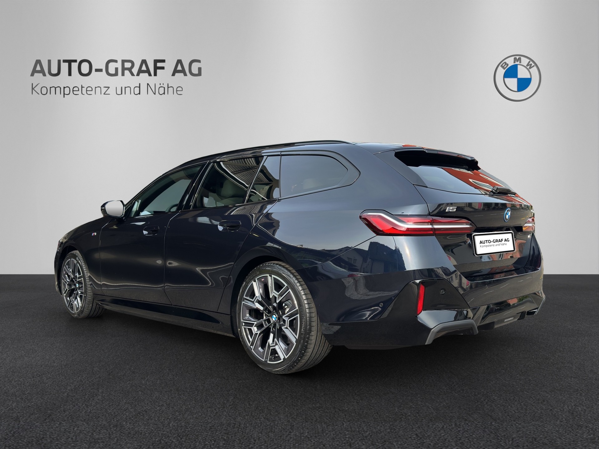 BMW i5 xDrive 40 Touring M Sport-showroom-element-2