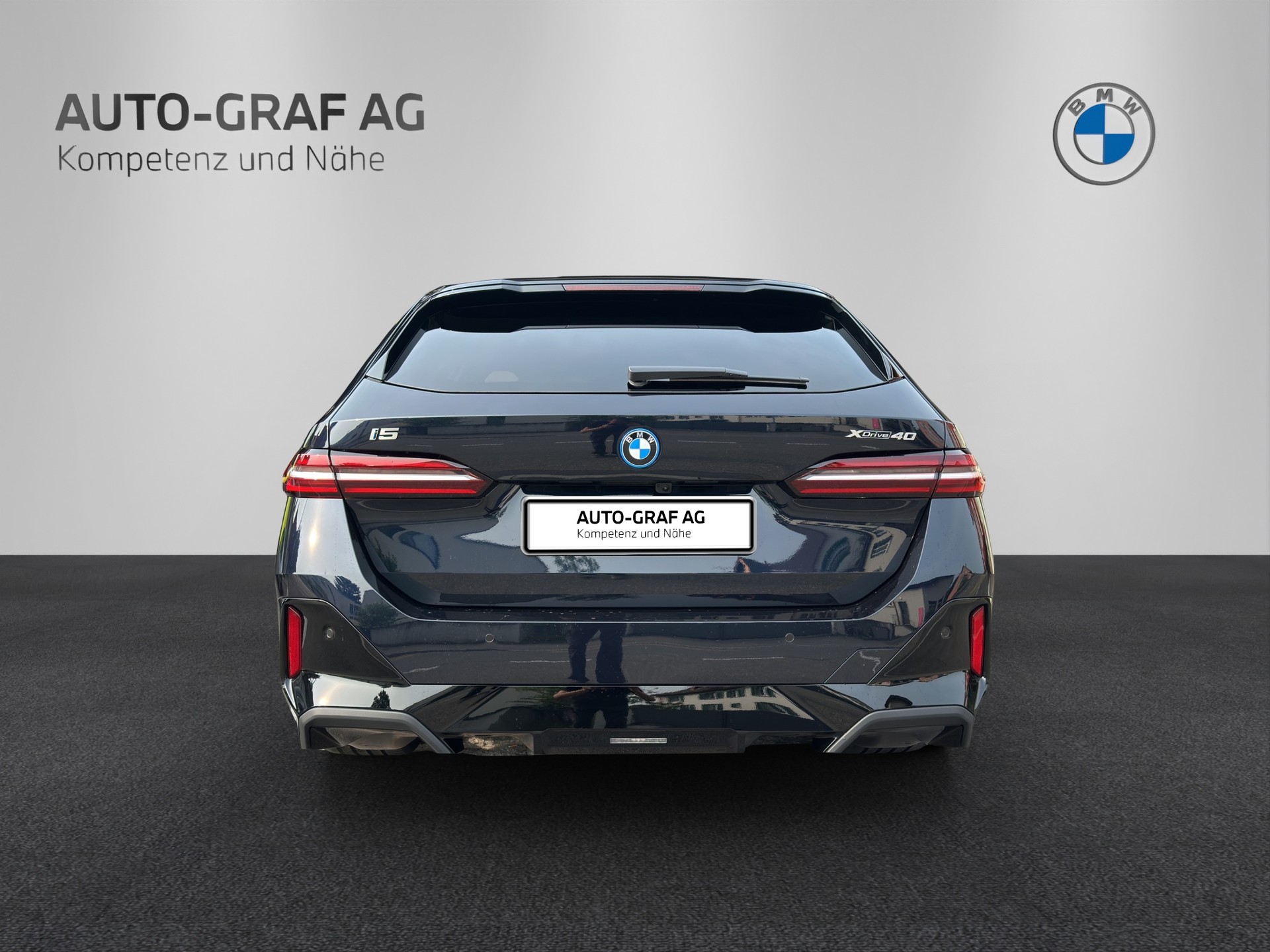 BMW i5 xDrive 40 Touring M Sport-showroom-element-3