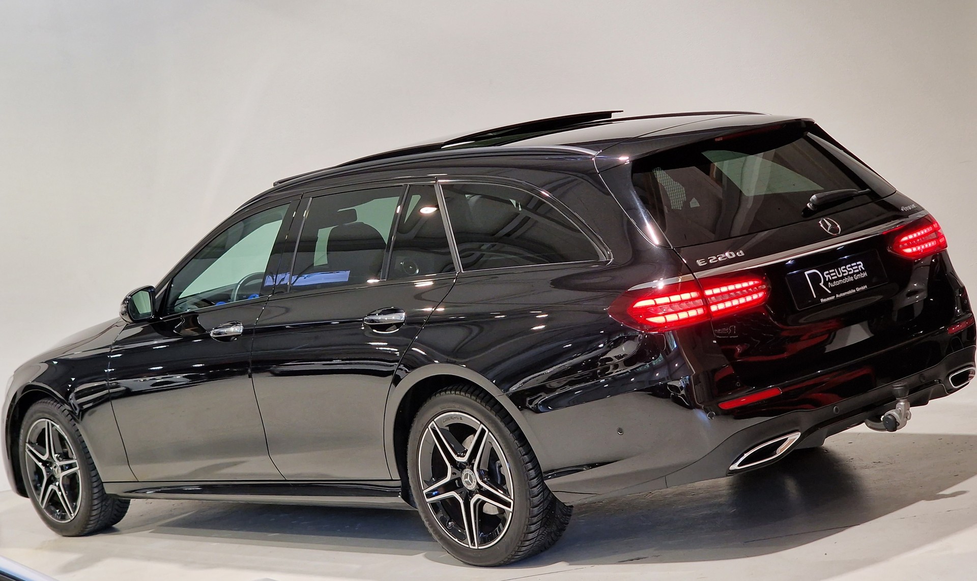 MERCEDES-BENZ E 220 d T 4Matic AMG Line 9G-Tronic-showroom-element-2