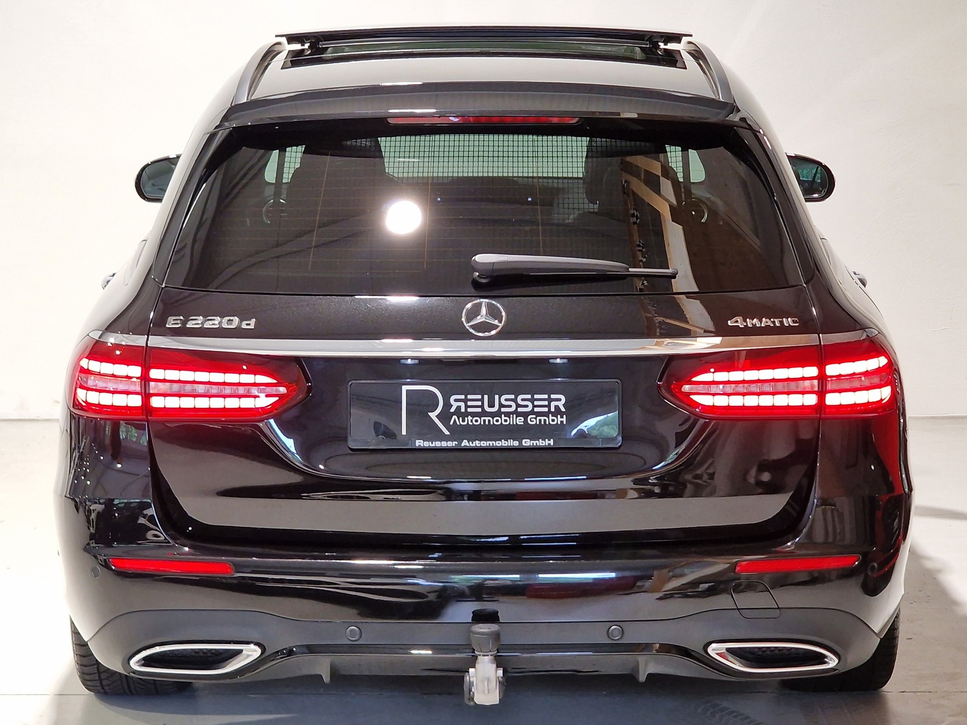 MERCEDES-BENZ E 220 d T 4Matic AMG Line 9G-Tronic-showroom-element-3