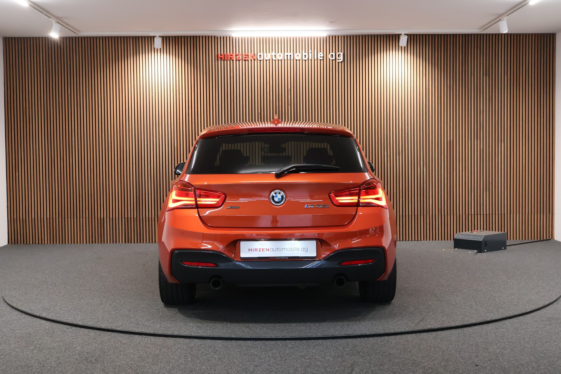 BMW M135i xDrive Steptronic-showroom-element-3