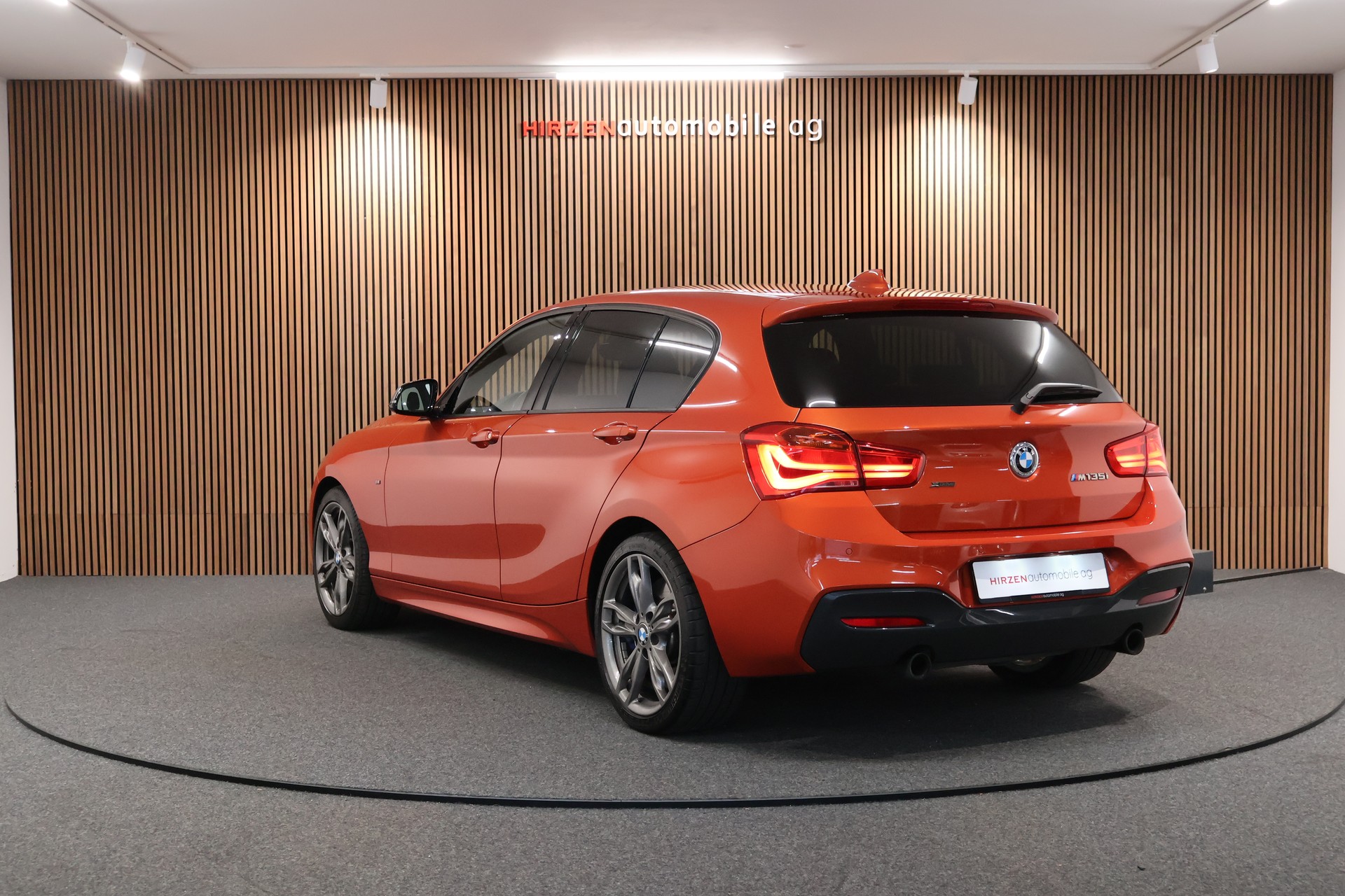 BMW M135i xDrive Steptronic-showroom-element-2