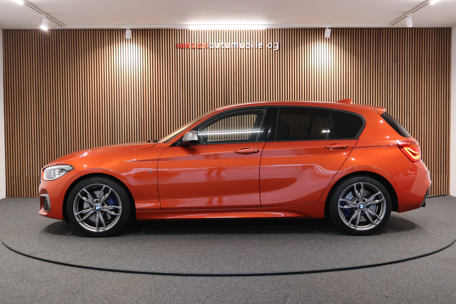 BMW M135i xDrive Steptronic-showroom-element-1