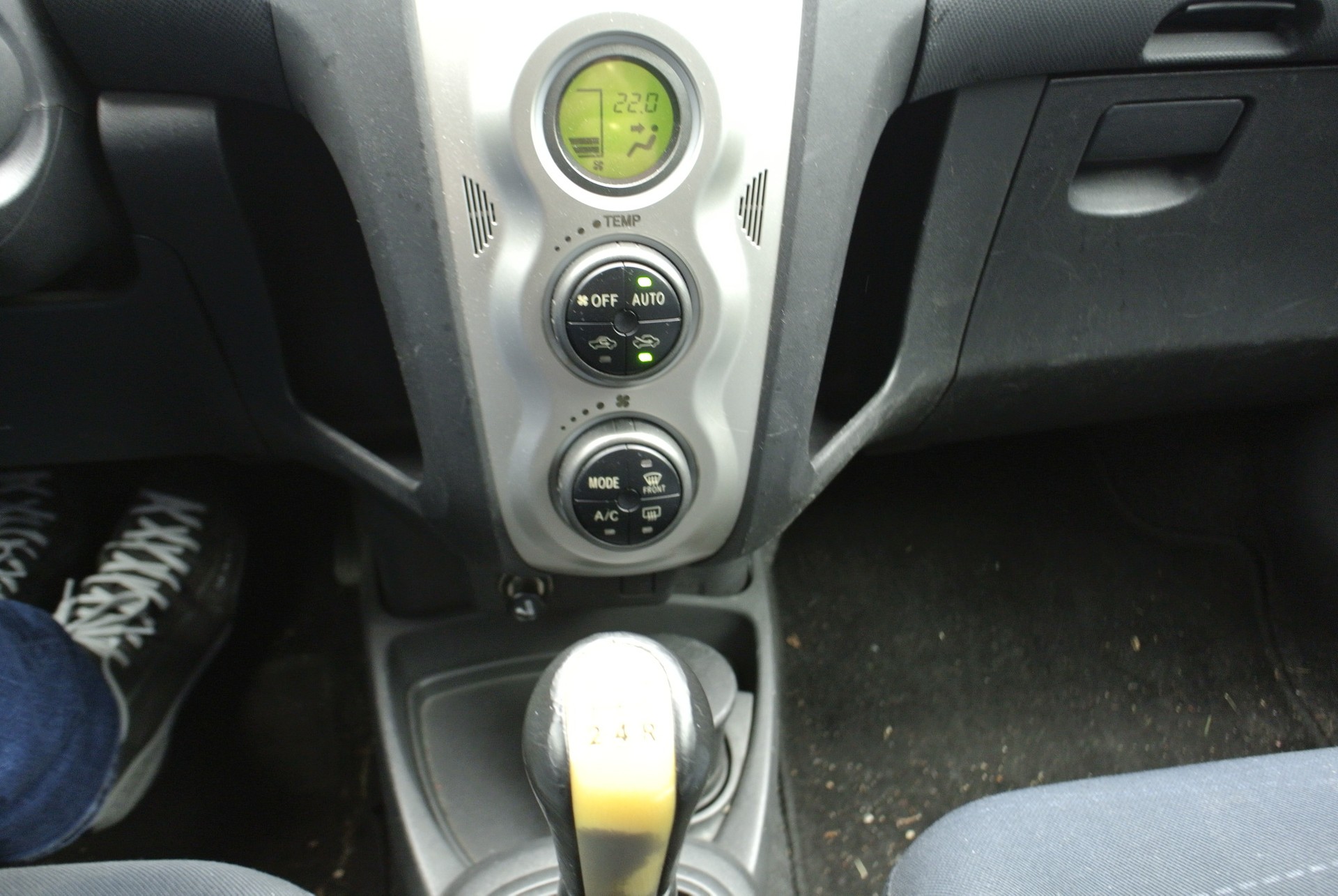 TOYOTA Yaris 1.4 D-4D Linea Sol-image-30