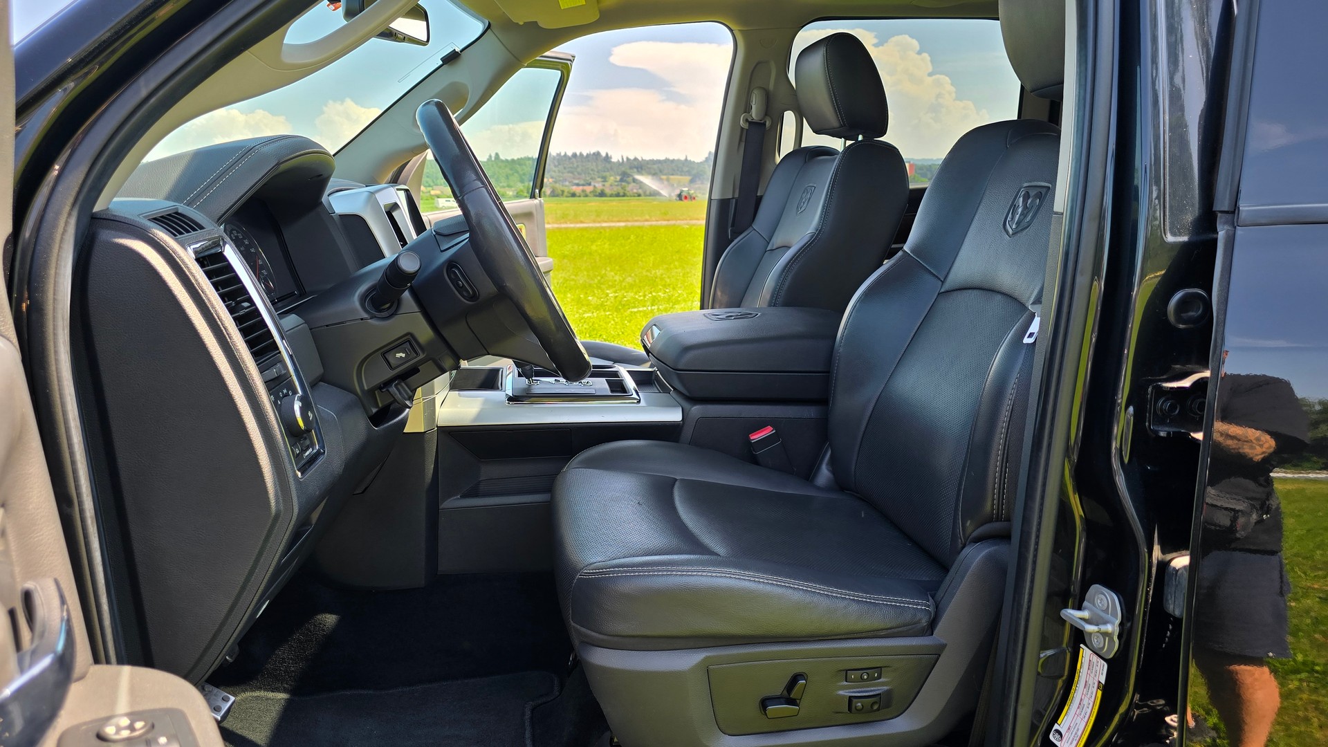 DODGE DODGE RAM 1500 5.7 V8 Hemi Laramie Crew Cab 4X4-image-24
