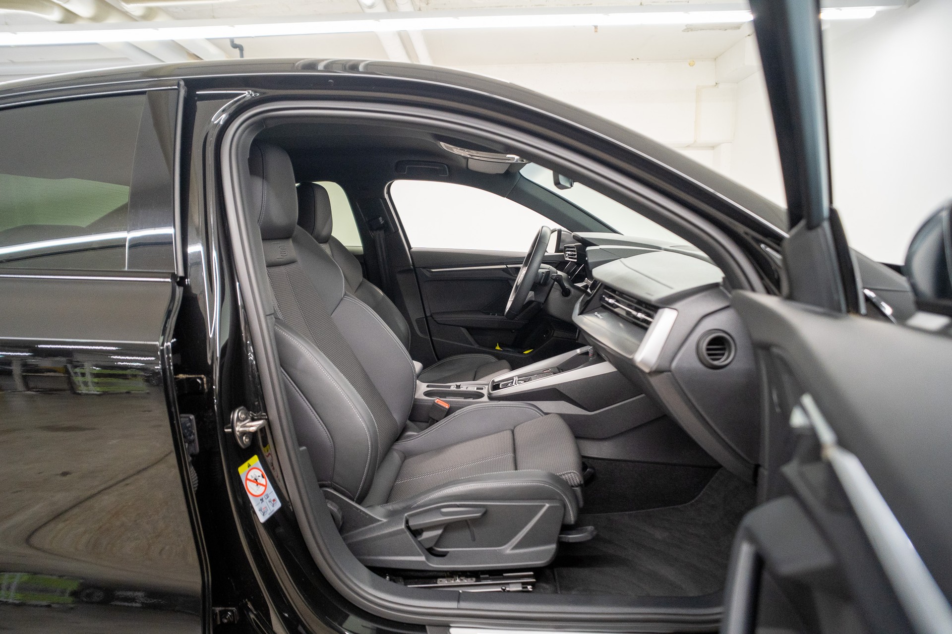 AUDI S3 Limousine 2.0 TFSI quattro S-Tronic-image-11
