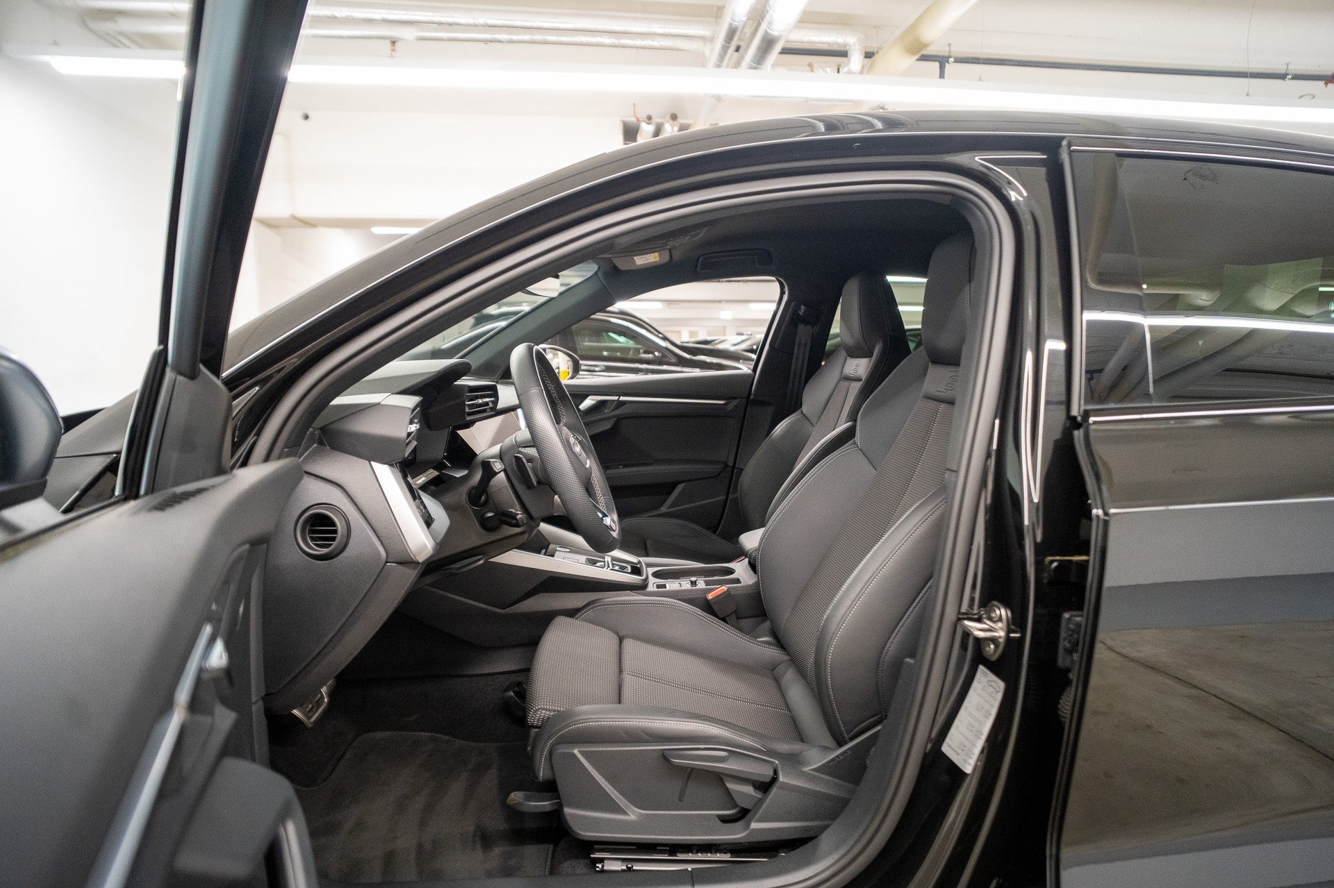AUDI S3 Limousine 2.0 TFSI quattro S-Tronic-image-8