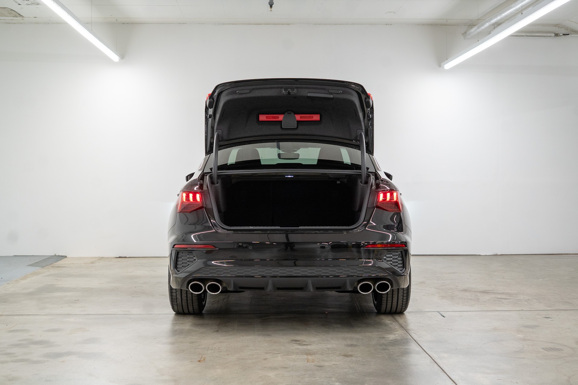 AUDI S3 Limousine 2.0 TFSI quattro S-Tronic-image-5