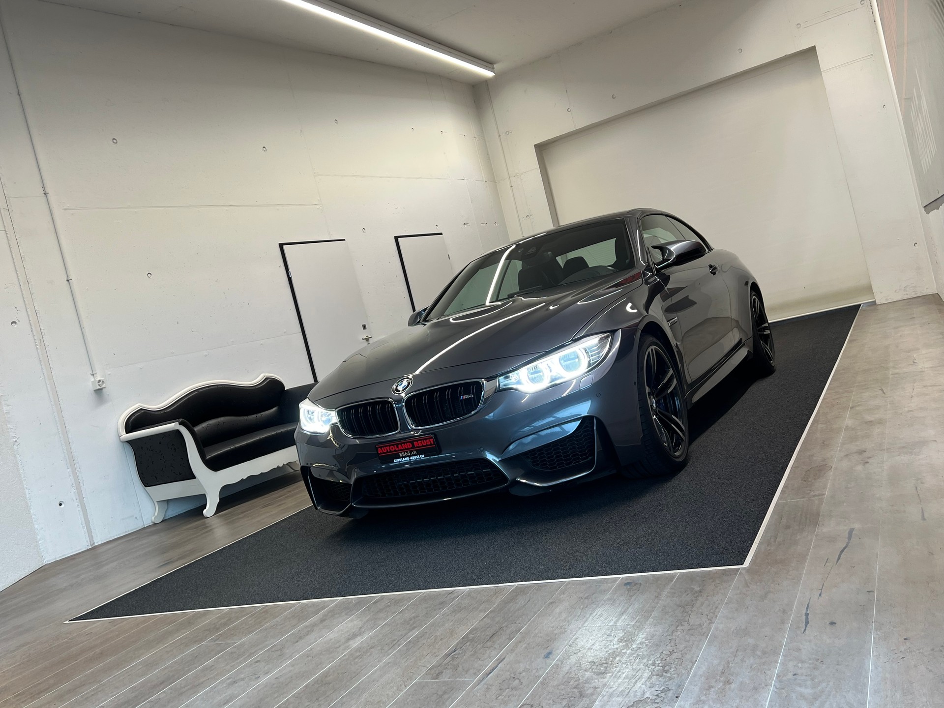 BMW M4 Cabriolet DKG-showroom-element-2