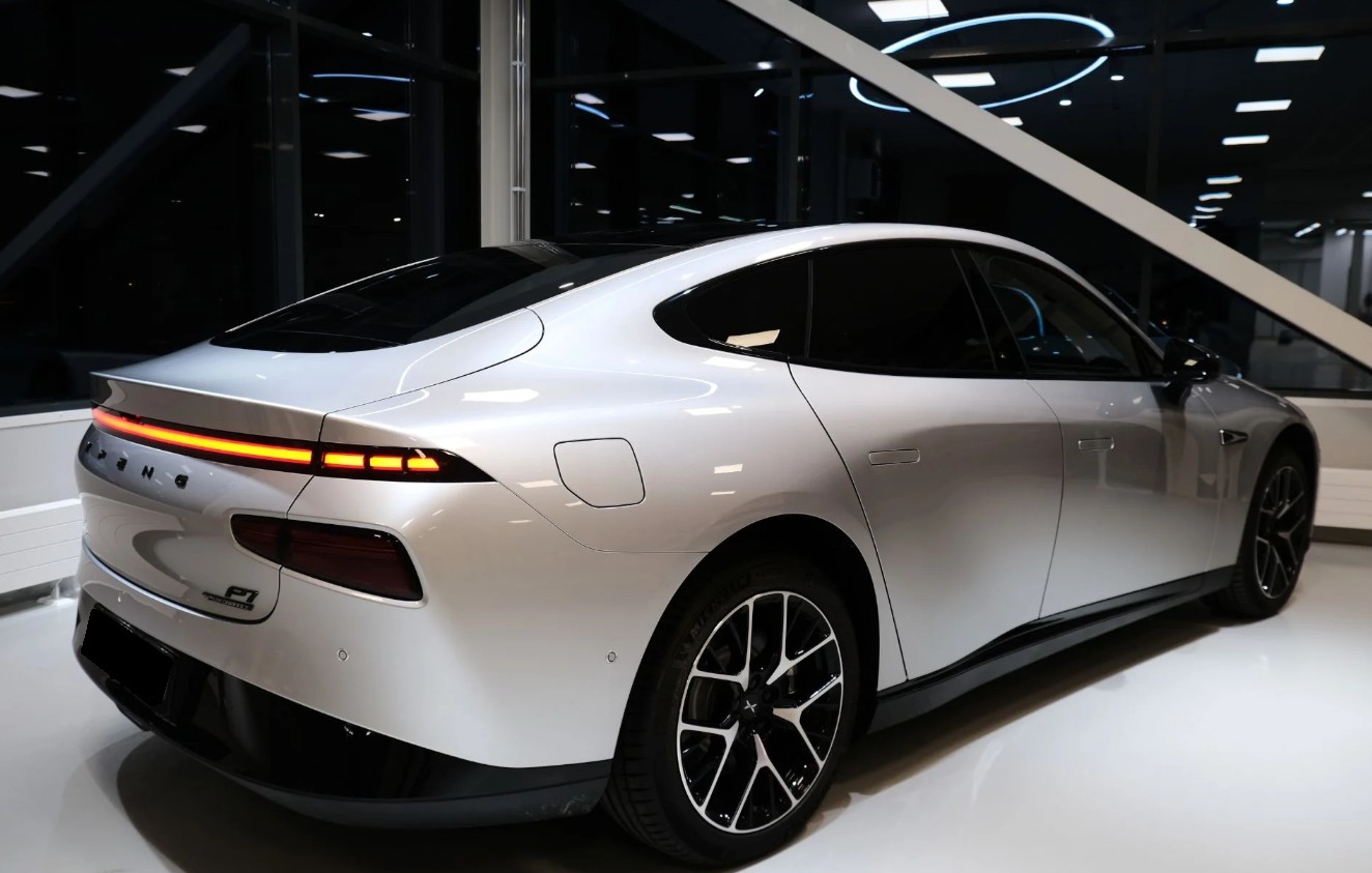 XPENG P7 Performance AWD-image-1