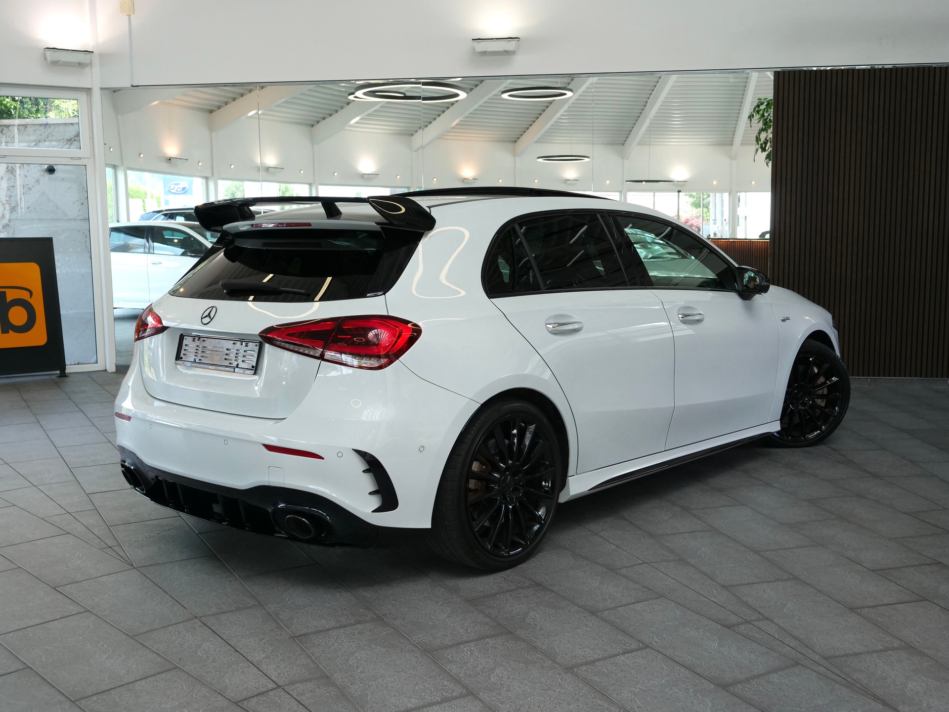 MERCEDES-BENZ A 35 AMG 4Matic Speedshift-showroom-element-3