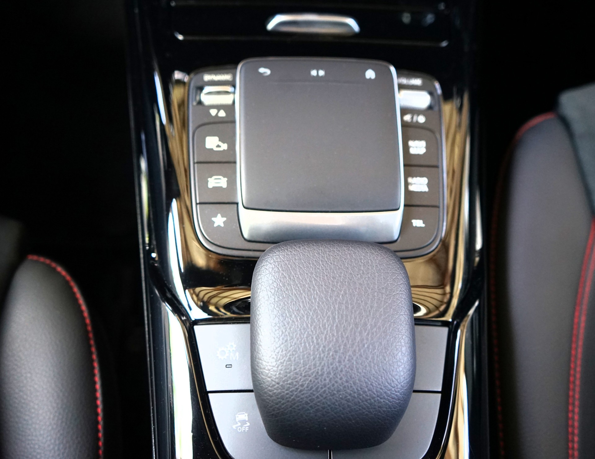 MERCEDES-BENZ A 35 AMG 4Matic Speedshift-image-16