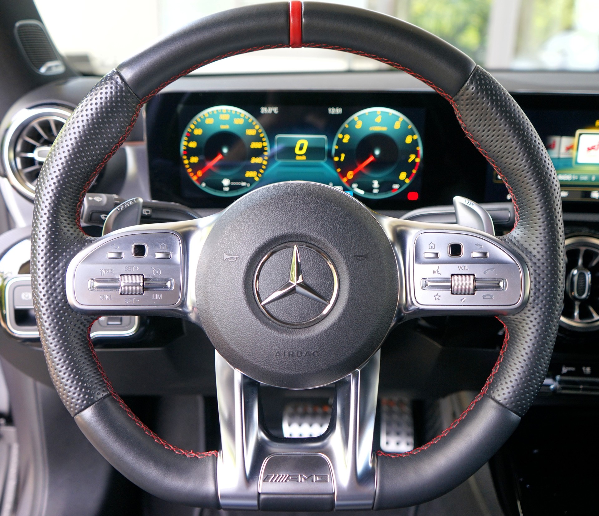 MERCEDES-BENZ A 35 AMG 4Matic Speedshift-image-11