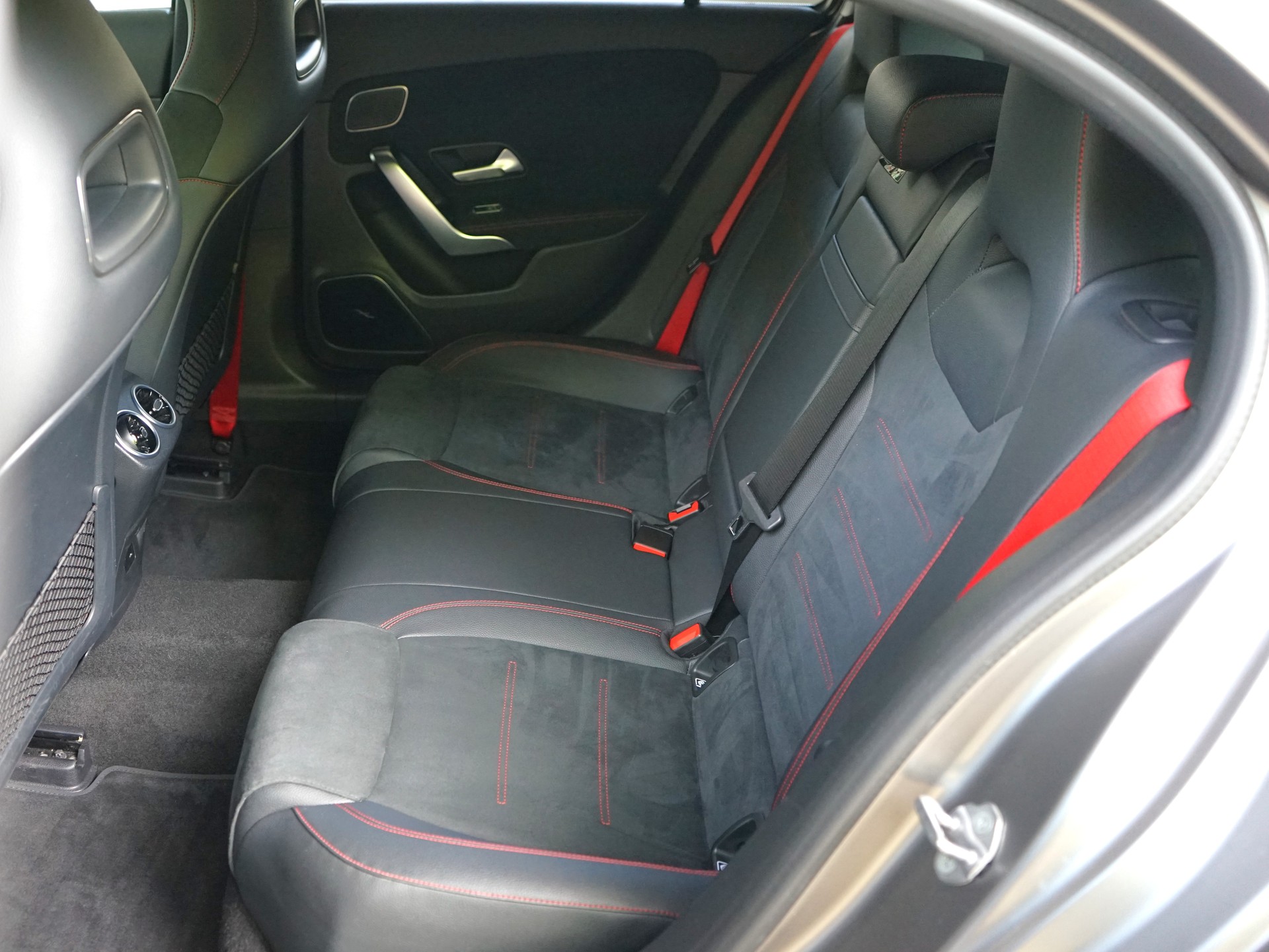 MERCEDES-BENZ A 35 AMG 4Matic Speedshift-image-8