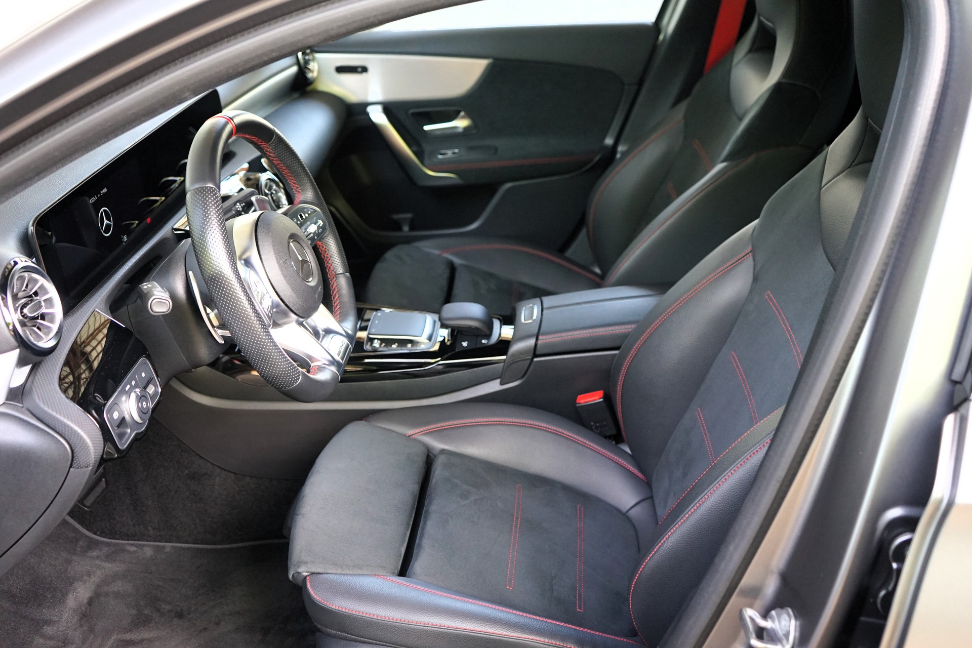 MERCEDES-BENZ A 35 AMG 4Matic Speedshift-image-6
