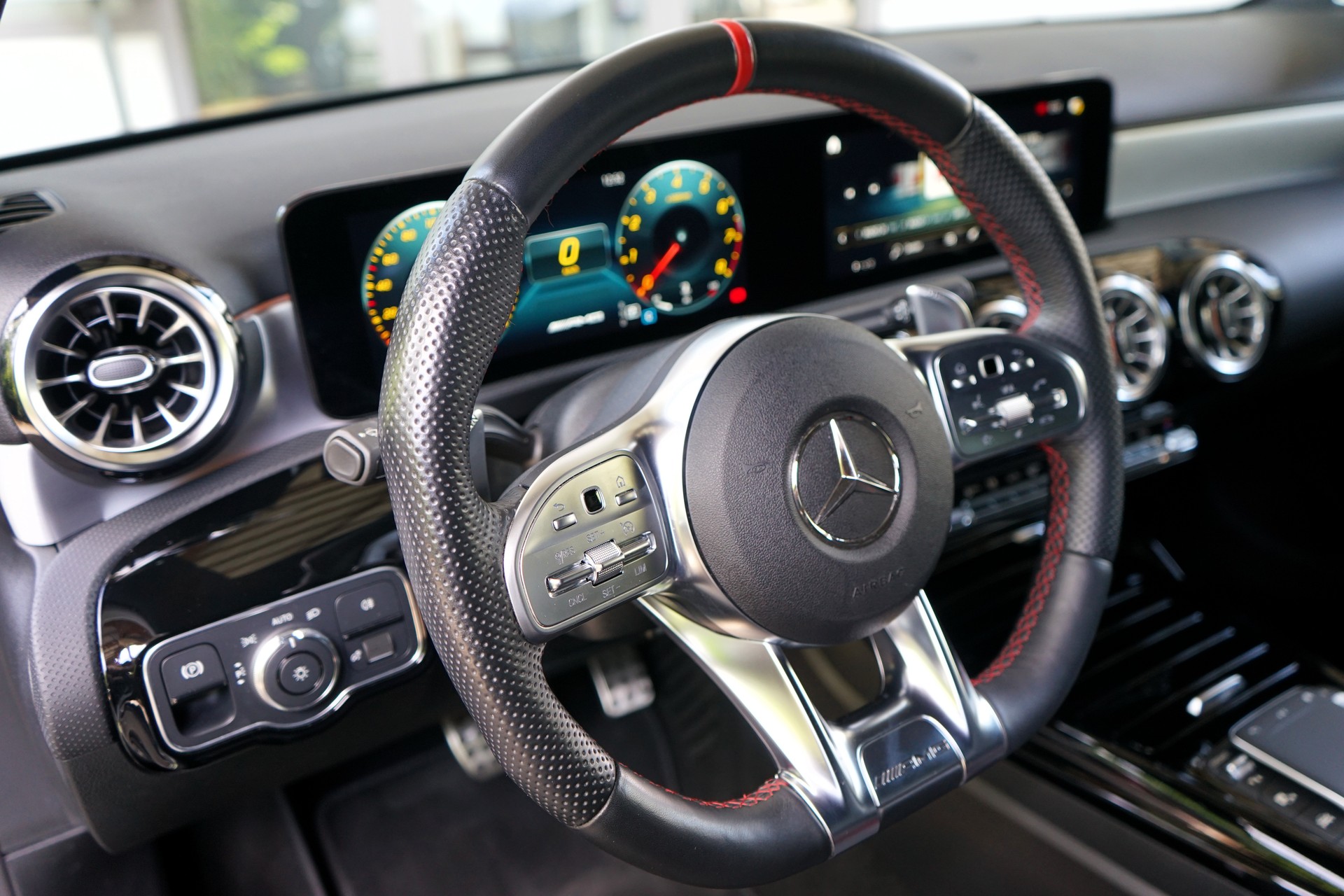 MERCEDES-BENZ A 35 AMG 4Matic Speedshift-image-10