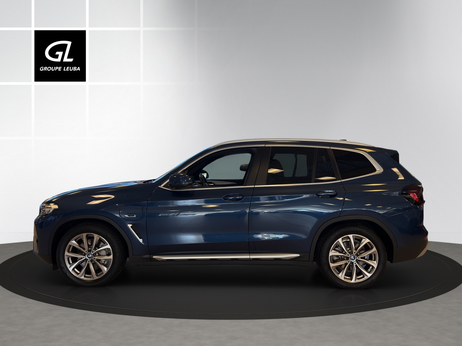 BMW X3 xDrive 30e-showroom-element-2