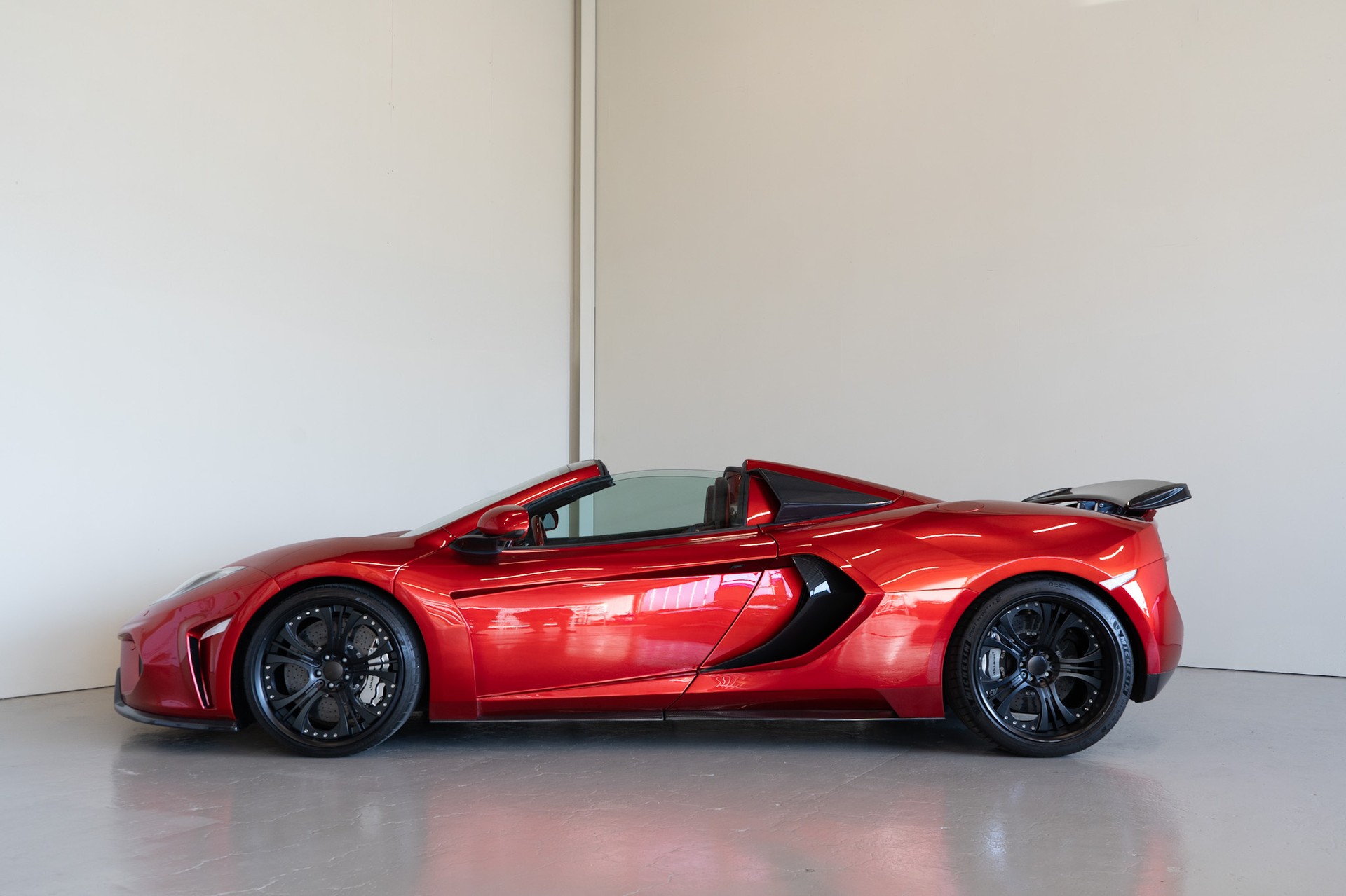 McLAREN MP4-12C Spider 3.8 V8 FAB DESIGN-showroom-element-3