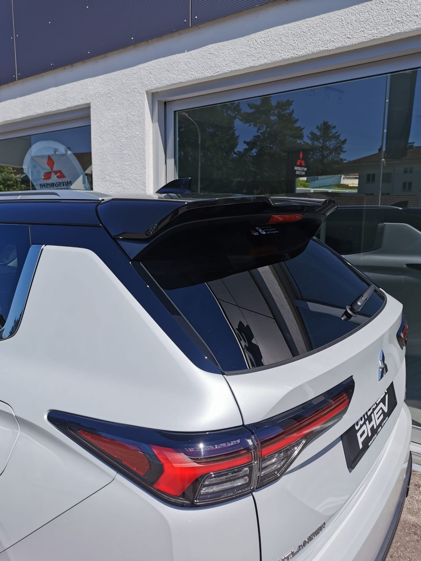 MITSUBISHI Outlander 2.4 PHEV Instyle 4WD Automatic-image-2