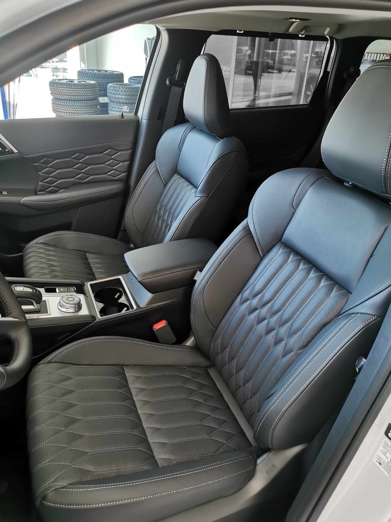MITSUBISHI Outlander 2.4 PHEV Instyle 4WD Automatic-image-12