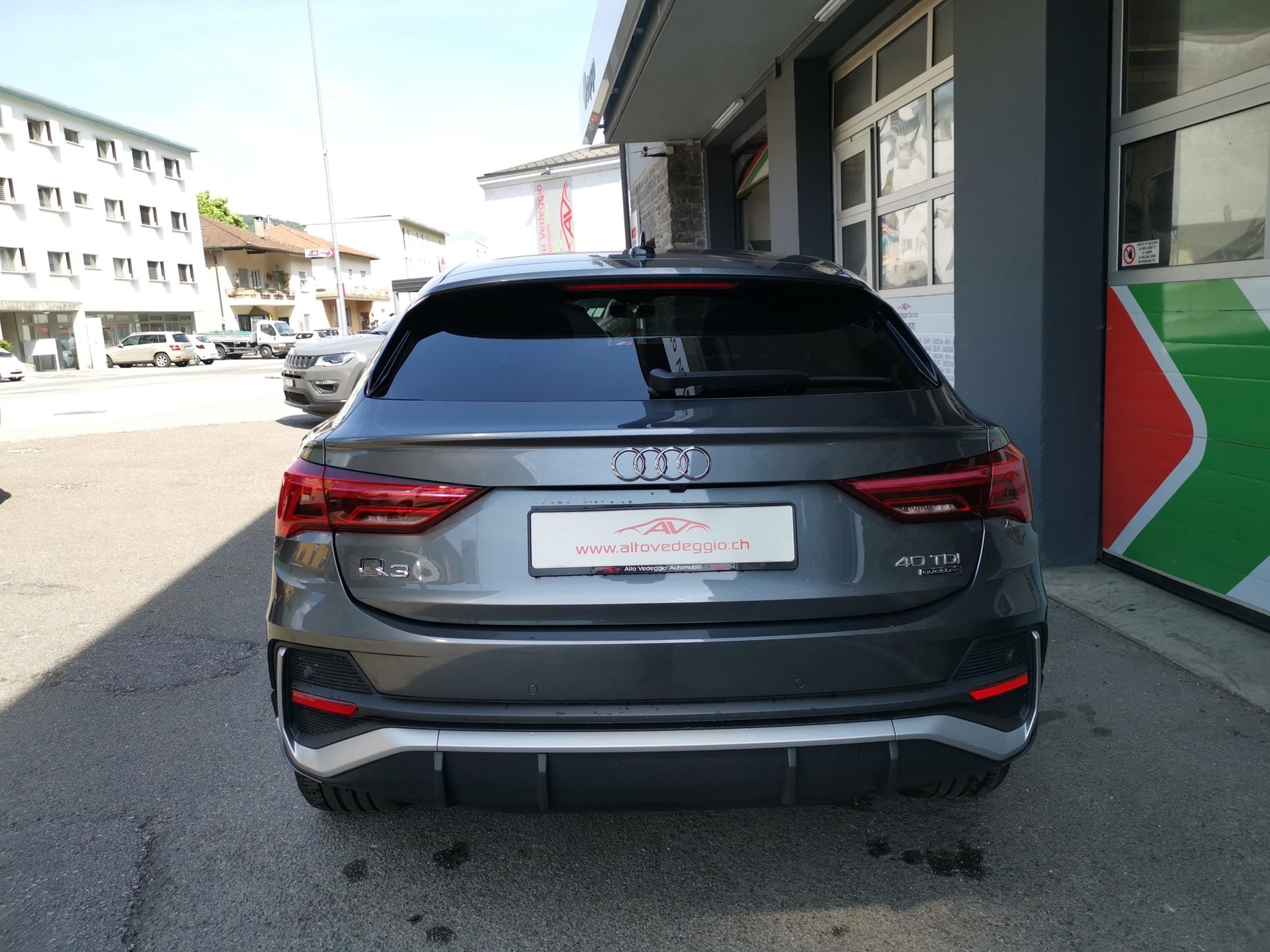 AUDI Q3 Sportback 40 TDI S line quattro S-tronic-image-12