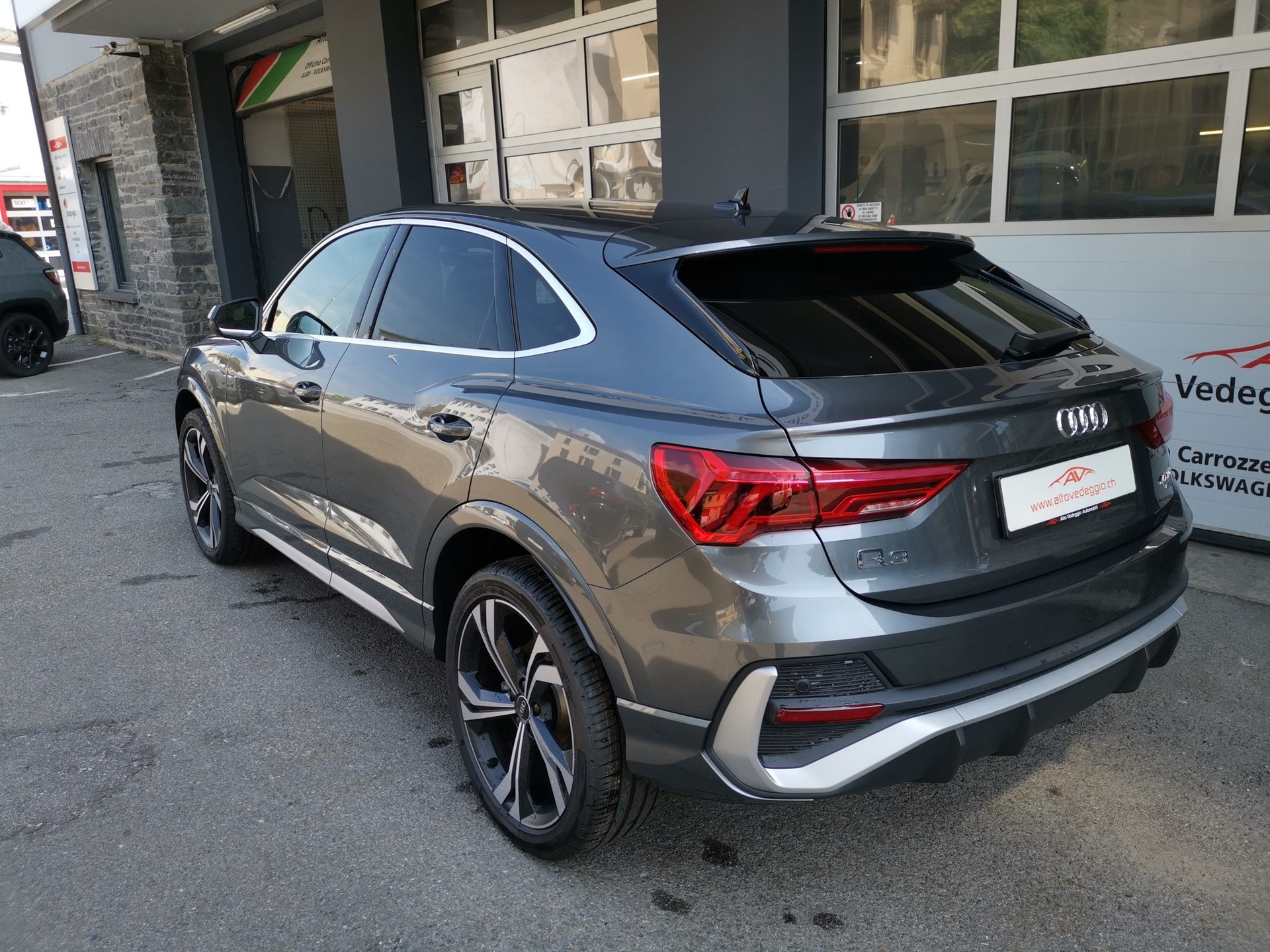 AUDI Q3 Sportback 40 TDI S line quattro S-tronic-image-10