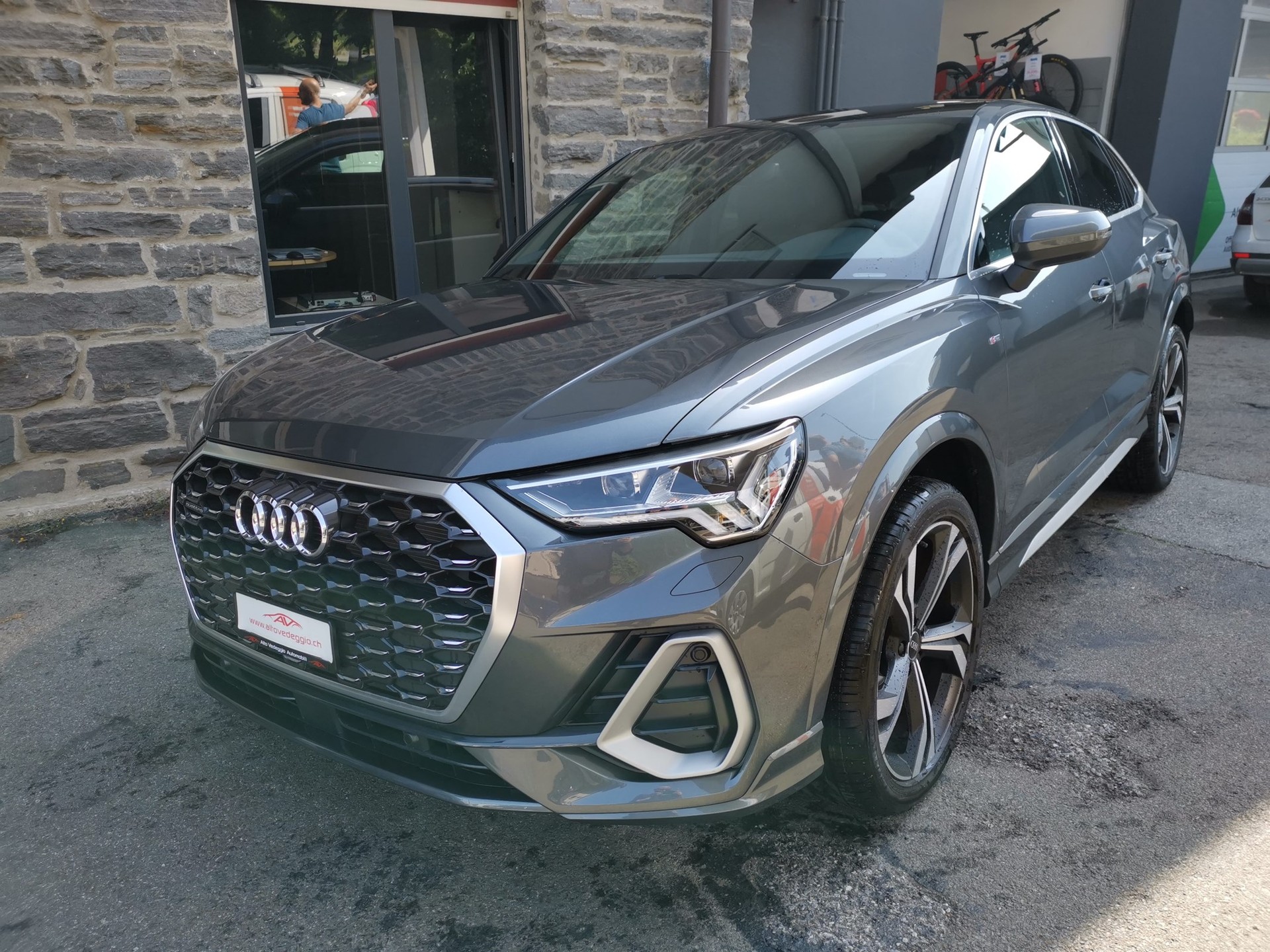 AUDI Q3 Sportback 40 TDI S line quattro S-tronic-image-3