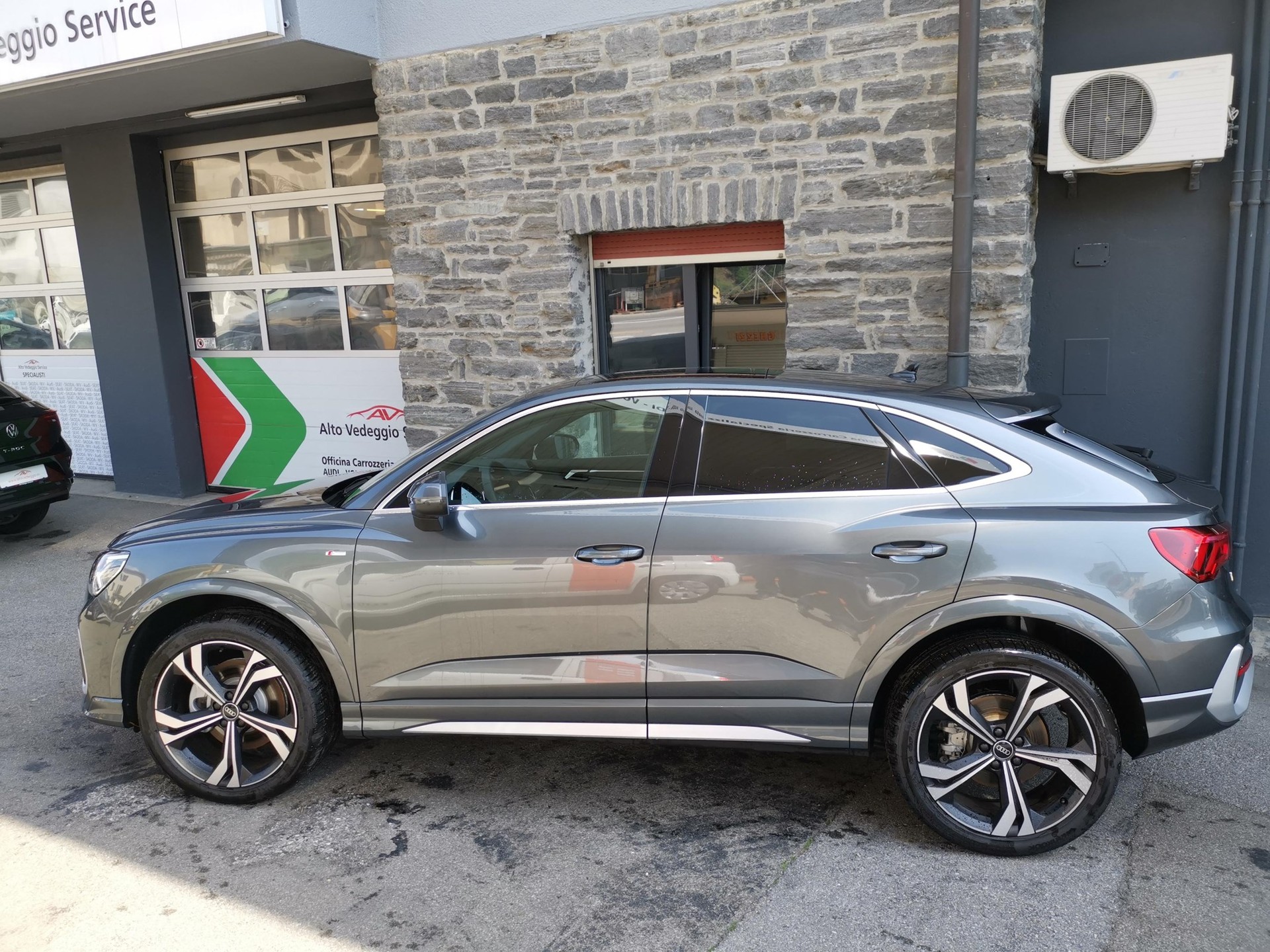 AUDI Q3 Sportback 40 TDI S line quattro S-tronic-image-5