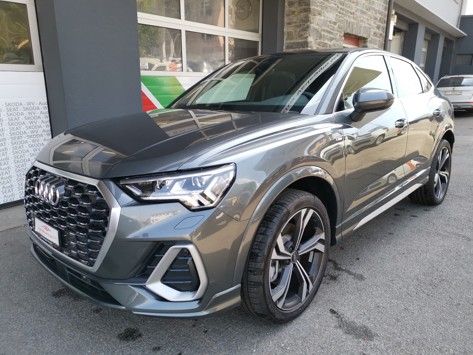 AUDI Q3 Sportback 40 TDI S line quattro S-tronic-image-8