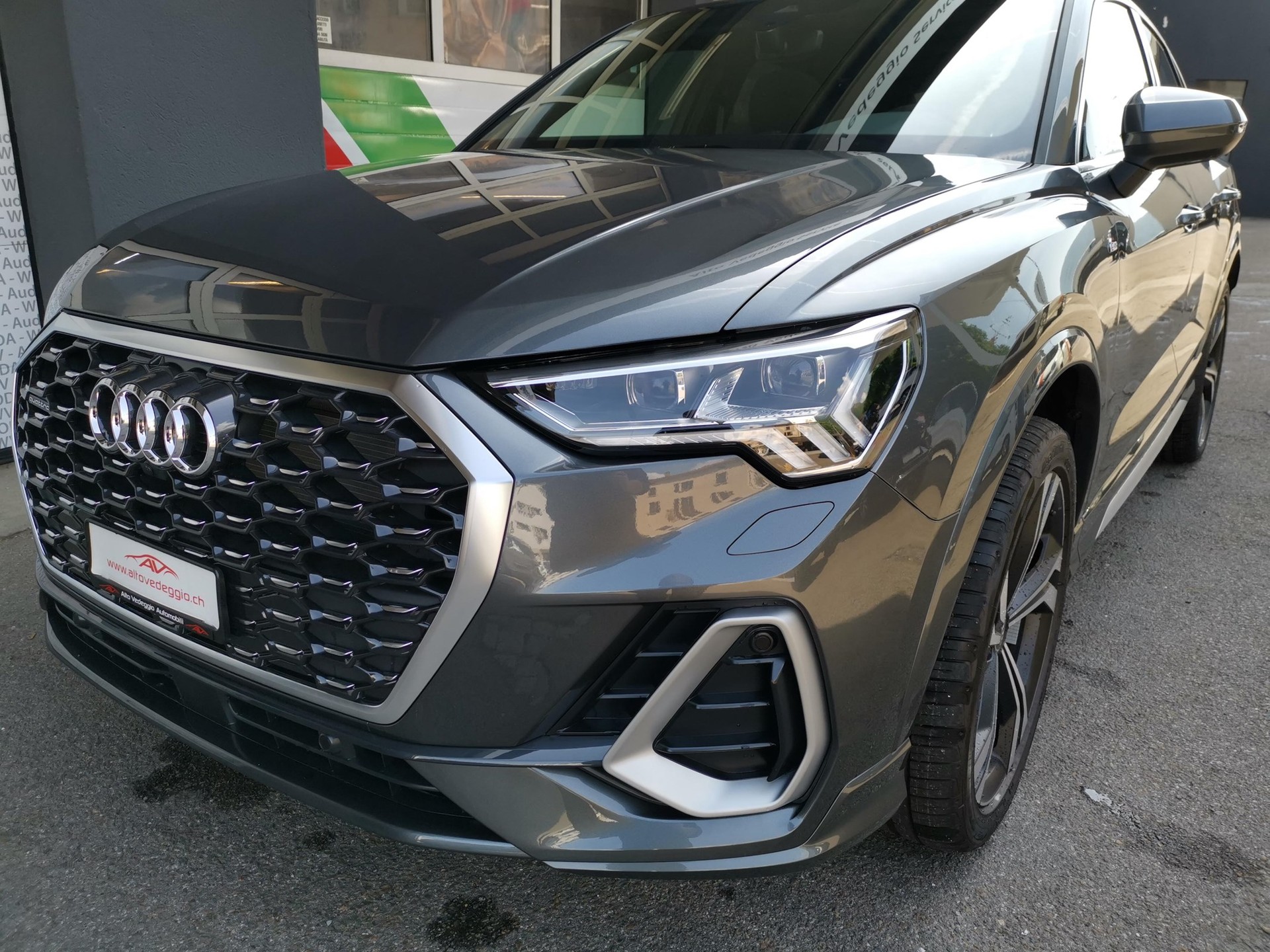 AUDI Q3 Sportback 40 TDI S line quattro S-tronic-image-9