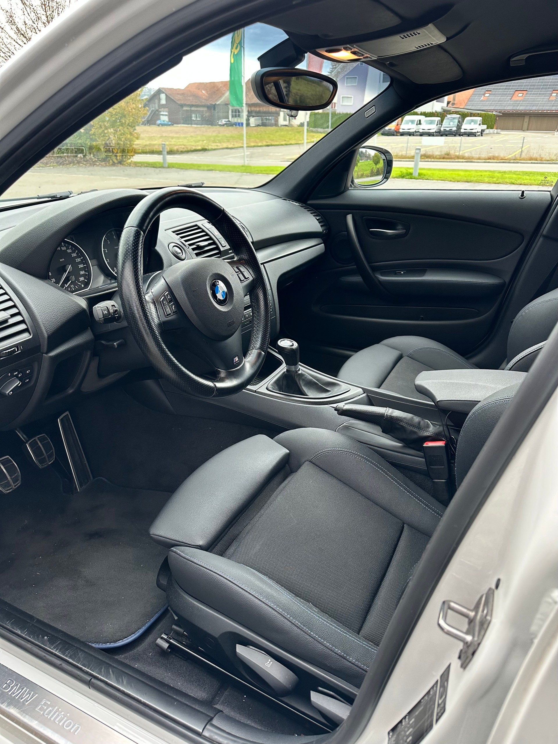 BMW 130i EDITION-image-5